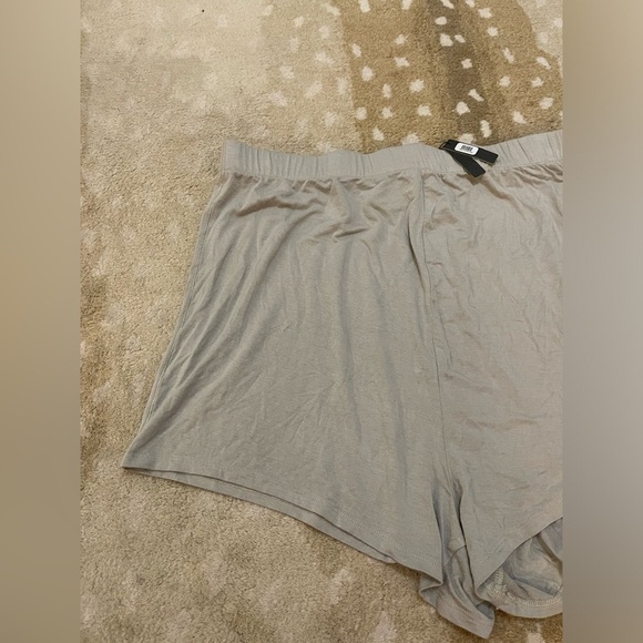 Skims NWT light sage green pajama shorts women’s size XL - Picture 6 of 9